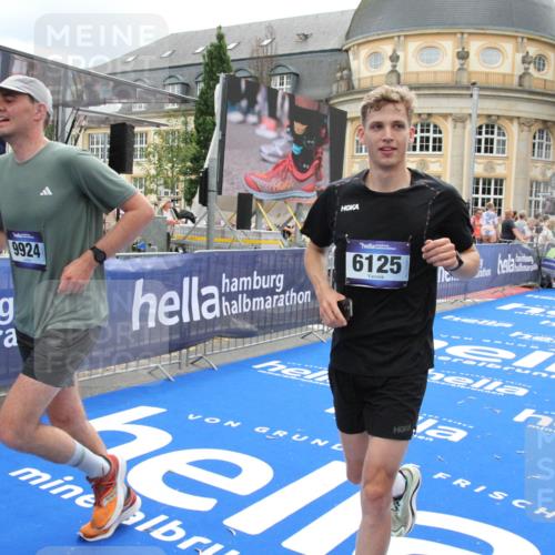 29.06.2025 - hella hamburg halbmarathon Michael Strokosch http://msf.ph/oto/8250059 29.06.2025 10:49:52 Ziel 3543, 4017, 5460, 5894, 6125, 8455, 9126, 9200, 9551, 9597, 9723, 9924, 11975, 13159, 13463, 14794, 16800, 17282, 17753, 19109, 19122 meine-sportfotos.de