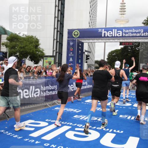 29.06.2025 - hella hamburg halbmarathon Michael Strokosch http://msf.ph/oto/8250085 29.06.2025 10:58:05 Ziel 1200, 1611, 2025, 3093, 3141, 3575, 4319, 4579, 6531, 6892, 7159, 7189, 8089, 10036, 11832, 12378, 12773, 13465, 14881, 15090, 15527, 18762 meine-sportfotos.de