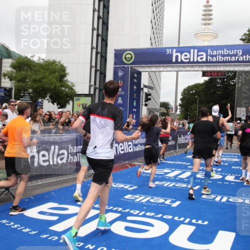 29.06.2025 - hella hamburg halbmarathon Michael Strokosch http://msf.ph/oto/8250128 29.06.2025 10:58:05 Ziel 1200, 1611, 2025, 3093, 3141, 3575, 4319, 4579, 6531, 6892, 7159, 7189, 8089, 10036, 11832, 12378, 12773, 13465, 14881, 15090, 15527, 18762 meine-sportfotos.de