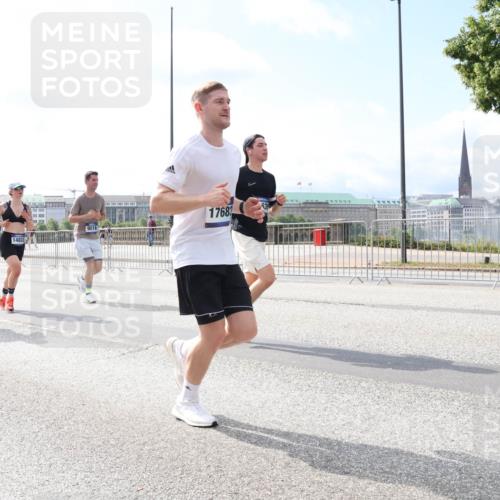 29.06.2025 - hella hamburg halbmarathon Lena Gebhardt http://msf.ph/oto/8250142 29.06.2025 10:10:23 Lombardsbrücke 1548, 1573, 3921, 4389, 5182, 5440, 5511, 7042, 7081, 7250, 7333, 7636, 7685, 8219, 8890, 9366, 9434, 9674, 9681, 9816, 10036, 10943, 11027, 11180, 11887, 11904, 11905, 12008, 12567, 12629, 13797, 13825, 13901, 14679, 14822, 15409, 16166, 16344, 16445, 16639, 16872, 17148, 17730, 18196, 18707, 19023 meine-sportfotos.de