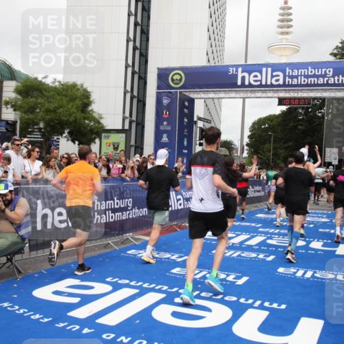 29.06.2025 - hella hamburg halbmarathon Michael Strokosch http://msf.ph/oto/8250169 29.06.2025 10:58:06 Ziel 1200, 1611, 2025, 3093, 3141, 4319, 4579, 6531, 6892, 7189, 8089, 10036, 10408, 11832, 12378, 12773, 13465, 13666, 15090, 15527, 18762 meine-sportfotos.de