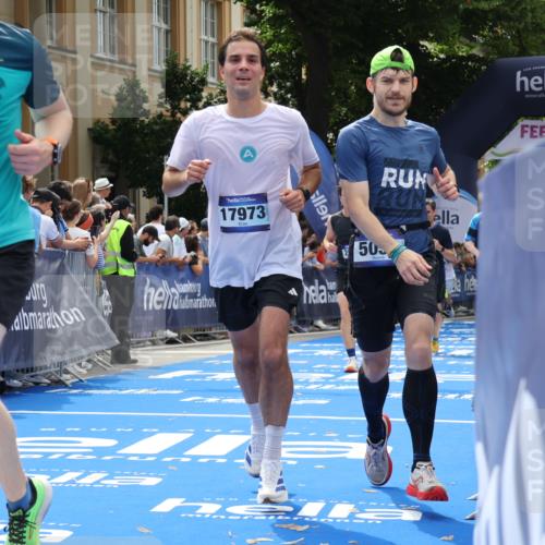 29.06.2025 - hella hamburg halbmarathon Strokosch-Dieckow http://msf.ph/oto/8250173 29.06.2025 10:40:05 Ziel 2826, 3547, 4381, 5007, 5050, 5375, 5409, 5508, 5916, 6080, 7495, 8933, 10968, 11731, 12091, 13514, 13667, 15424, 17973, 18979 meine-sportfotos.de