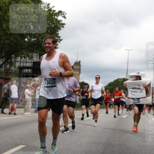 29.06.2025 - hella hamburg halbmarathon Yannick Fuchs http://msf.ph/oto/8250190 29.06.2025 10:47:54 20KM 1030, 1267, 1422, 1442, 1502, 1549, 1870, 2058, 2070, 2354, 2518, 2630, 3096, 3103, 3819, 4299, 5020, 5259, 5638, 6260, 6294, 6374, 6511, 6512, 7274, 7395, 7478, 7973, 8285, 8335, 8394, 9032, 9380, 9791, 9922, 10040, 11068, 11430, 11844, 12321, 12607, 12632, 13033, 13397, 13794, 13803, 13865, 13912, 14026, 14239, 14702, 15146, 15441, 15502, 15838, 15856, 15946, 16780, 17348, 17482, 18143, 18308, 18418, 18450, 18514, 18612, 19067 meine-sportfotos.de