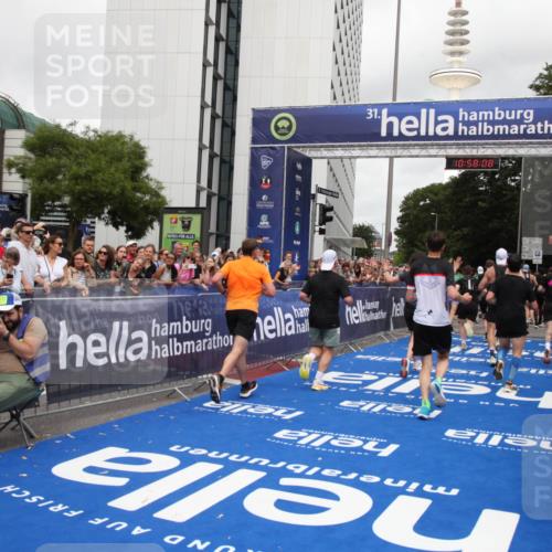 29.06.2025 - hella hamburg halbmarathon Michael Strokosch http://msf.ph/oto/8250193 29.06.2025 10:58:06 Ziel 1200, 1611, 2025, 3093, 3141, 4319, 4579, 6531, 6892, 7189, 8089, 10036, 10408, 11832, 12378, 12773, 13465, 13666, 15090, 15527, 18762 meine-sportfotos.de