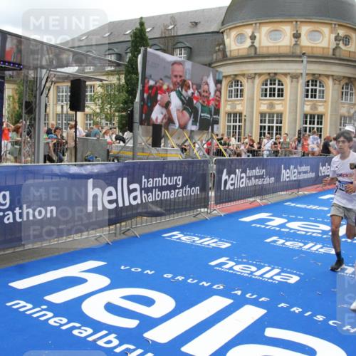 29.06.2025 - hella hamburg halbmarathon Michael Strokosch http://msf.ph/oto/8250249 29.06.2025 10:49:54 Ziel 2540, 4017, 5460, 6125, 8455, 9126, 9200, 9491, 9597, 9924, 11975, 12527, 13463, 16800, 16887, 17753, 19109, 19122 meine-sportfotos.de