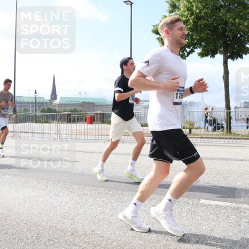 29.06.2025 - hella hamburg halbmarathon Lena Gebhardt http://msf.ph/oto/8250324 29.06.2025 10:10:23 Lombardsbrücke 1548, 1573, 3921, 4389, 5182, 5440, 5511, 7042, 7081, 7250, 7333, 7636, 7685, 8219, 8890, 9366, 9434, 9674, 9681, 9816, 10036, 10943, 11027, 11180, 11887, 11904, 11905, 12008, 12567, 12629, 13797, 13825, 13901, 14679, 14822, 15409, 16166, 16344, 16445, 16639, 16872, 17148, 17730, 18196, 18707, 19023 meine-sportfotos.de