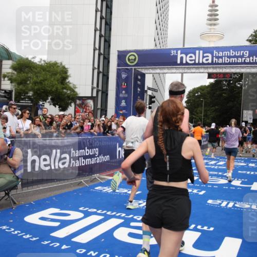 29.06.2025 - hella hamburg halbmarathon Michael Strokosch http://msf.ph/oto/8250364 29.06.2025 10:58:09 Ziel 1563, 1611, 3141, 4319, 4579, 6531, 6892, 8089, 10036, 10408, 11832, 12773, 13666, 15090, 15189, 15527 meine-sportfotos.de