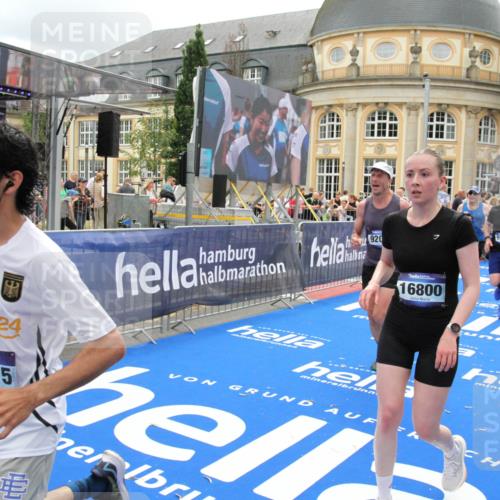 29.06.2025 - hella hamburg halbmarathon Michael Strokosch http://msf.ph/oto/8250390 29.06.2025 10:49:55 Ziel 2540, 4017, 5460, 8454, 8455, 9126, 9200, 9491, 9597, 11975, 12527, 12733, 13463, 16732, 16800, 16887, 19109, 19122 meine-sportfotos.de