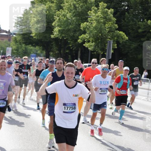 29.06.2025 - hella hamburg halbmarathon Jannik Wohlers http://msf.ph/oto/8250404 29.06.2025 09:56:17 Lombardsbrücke 1460, 1496, 1628, 1833, 1877, 2013, 2058, 2082, 2208, 2378, 2396, 2771, 2996, 3310, 3652, 4065, 4377, 4404, 4635, 4711, 4833, 5169, 5194, 5839, 6033, 6286, 6561, 6562, 7383, 7475, 8261, 8361, 8572, 8587, 8618, 8661, 8710, 8863, 8921, 9082, 9597, 9638, 9695, 9752, 9793, 9820, 9985, 10371, 10508, 11018, 11231, 11455, 11459, 11809, 11961, 12311, 12490, 12584, 12585, 12651, 12858, 13282, 13394, 13609, 13688, 13962, 14033, 14408, 14526, 14990, 14994, 15149, 15427, 15818 meine-sportfotos.de