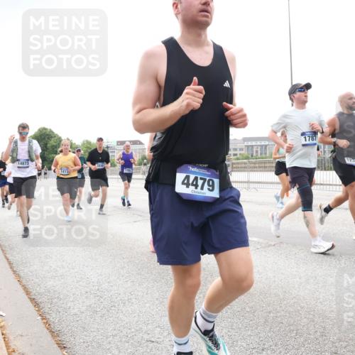 29.06.2025 - hella hamburg halbmarathon Lena Gebhardt http://msf.ph/oto/8250433 29.06.2025 10:34:08 Lombardsbrücke 1189, 1275, 1417, 1672, 1705, 1787, 1896, 2265, 2412, 2464, 2482, 2496, 2510, 2511, 2526, 2801, 2933, 3145, 3170, 3264, 3340, 3345, 3560, 3829, 3848, 4433, 4479, 4696, 4807, 4824, 4826, 4942, 5096, 5141, 5557, 5561, 5566, 5569, 5584, 5609, 5691, 5821, 5822, 5887, 6105, 6364, 6515, 6516, 6574, 6854, 6956, 7027, 7324, 7329, 7565, 8202, 8277, 8349, 8375, 8377, 8383, 8401, 8965, 9094, 9875, 9995, 10007, 10071, 10360, 10561, 10564, 11872, 13957, 16919, 17230 meine-sportfotos.de