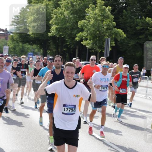 29.06.2025 - hella hamburg halbmarathon Jannik Wohlers http://msf.ph/oto/8250447 29.06.2025 09:56:17 Lombardsbrücke 1460, 1496, 1628, 1833, 1877, 2013, 2058, 2082, 2208, 2378, 2396, 2771, 2996, 3310, 3652, 4065, 4377, 4404, 4635, 4711, 4833, 5169, 5194, 5839, 6033, 6286, 6561, 6562, 7383, 7475, 8261, 8361, 8572, 8587, 8618, 8661, 8710, 8863, 8921, 9082, 9597, 9638, 9695, 9752, 9793, 9820, 9985, 10371, 10508, 11018, 11231, 11455, 11459, 11809, 11961, 12311, 12490, 12584, 12585, 12651, 12858, 13282, 13394, 13609, 13688, 13962, 14033, 14408, 14526, 14990, 14994, 15149, 15427, 15818 meine-sportfotos.de
