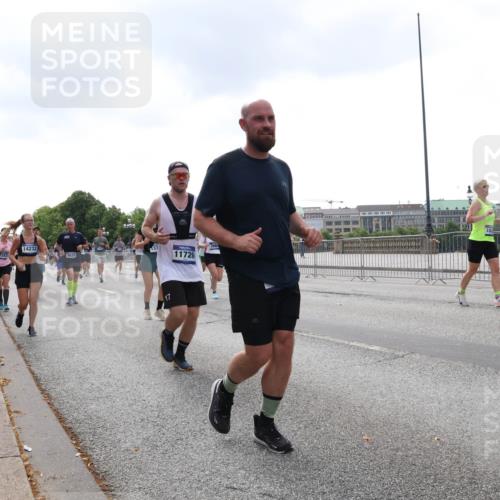 29.06.2025 - hella hamburg halbmarathon Lena Gebhardt http://msf.ph/oto/8250462 29.06.2025 10:45:40 Lombardsbrücke 1004, 1033, 1060, 1085, 1100, 1104, 1421, 1426, 1555, 1713, 1798, 1854, 1983, 2008, 2216, 2217, 2522, 2550, 2657, 2664, 2917, 2954, 2965, 2973, 3160, 3164, 3357, 3377, 3879, 3993, 4099, 4102, 4104, 4224, 4306, 4317, 4388, 4504, 4572, 4820, 4851, 5044, 5099, 5108, 5339, 5635, 5636, 5949, 6133, 6150, 6333, 6623, 6763, 6788, 6911, 6922, 6980, 7268, 7283, 7356, 7530, 7541, 7605, 7859, 8605, 8745, 9120, 9121, 9620, 10030, 10182, 10225, 10327, 10329, 10367, 10511, 11314 meine-sportfotos.de