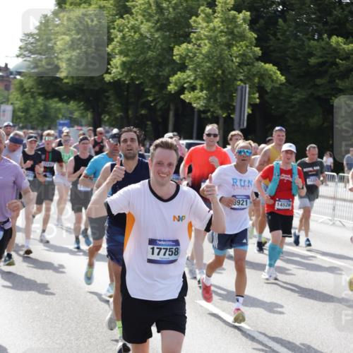 29.06.2025 - hella hamburg halbmarathon Jannik Wohlers http://msf.ph/oto/8250484 29.06.2025 09:56:17 Lombardsbrücke 1460, 1496, 1628, 1833, 1877, 2013, 2058, 2082, 2208, 2378, 2396, 2771, 2996, 3310, 3652, 4065, 4377, 4404, 4635, 4711, 4833, 5169, 5194, 5839, 6033, 6286, 6561, 6562, 7383, 7475, 8261, 8361, 8572, 8587, 8618, 8661, 8710, 8863, 8921, 9082, 9597, 9638, 9695, 9752, 9793, 9820, 9985, 10371, 10508, 11018, 11231, 11455, 11459, 11809, 11961, 12311, 12490, 12584, 12585, 12651, 12858, 13282, 13394, 13609, 13688, 13962, 14033, 14408, 14526, 14990, 14994, 15149, 15427, 15818 meine-sportfotos.de