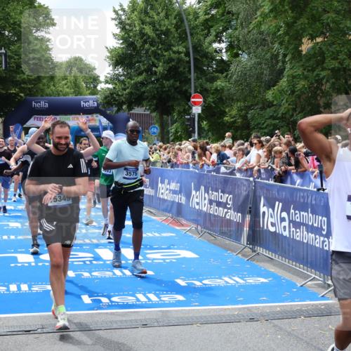 29.06.2025 - hella hamburg halbmarathon Zöllner http://msf.ph/oto/8250487 29.06.2025 10:58:03 Ziel 1200, 2025, 3093, 3141, 3575, 4579, 6531, 6892, 7159, 7189, 8089, 10036, 11394, 11832, 12378, 12773, 13465, 14881, 15090, 15349, 15527, 18762 meine-sportfotos.de