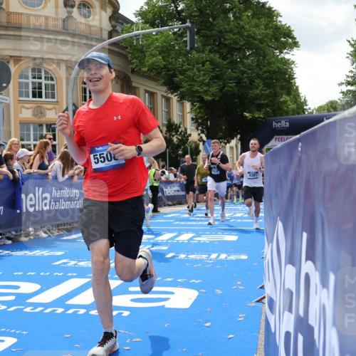 29.06.2025 - hella hamburg halbmarathon Strokosch-Dieckow http://msf.ph/oto/8250506 29.06.2025 10:40:11 Ziel 3547, 4381, 5007, 5409, 5410, 5508, 5803, 5916, 7495, 8465, 8933, 10968, 11731, 12704, 13667, 14699, 15424, 18614, 18979 meine-sportfotos.de