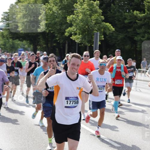 29.06.2025 - hella hamburg halbmarathon Jannik Wohlers http://msf.ph/oto/8250549 29.06.2025 09:56:18 Lombardsbrücke 1460, 1496, 1628, 1833, 1877, 2013, 2058, 2082, 2208, 2378, 2396, 2771, 2996, 3310, 3652, 4065, 4377, 4404, 4635, 4711, 4833, 5169, 5194, 5839, 6033, 6286, 6561, 6562, 7383, 7475, 8261, 8361, 8572, 8587, 8618, 8661, 8710, 8863, 8921, 9082, 9597, 9638, 9695, 9752, 9793, 9820, 9876, 9985, 10371, 10508, 11018, 11455, 11809, 11961, 12311, 12490, 12584, 12585, 12651, 12858, 13282, 13394, 13609, 13688, 13962, 14033, 14408, 14526, 14990, 14994, 15149, 15427, 15818 meine-sportfotos.de