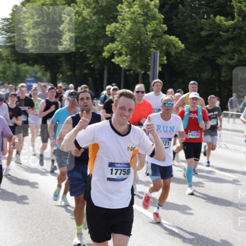 29.06.2025 - hella hamburg halbmarathon Jannik Wohlers http://msf.ph/oto/8250581 29.06.2025 09:56:18 Lombardsbrücke 1460, 1496, 1628, 1833, 1877, 2013, 2058, 2082, 2208, 2378, 2396, 2771, 2996, 3310, 3652, 4065, 4377, 4404, 4635, 4711, 4833, 5169, 5194, 5839, 6033, 6286, 6561, 6562, 7383, 7475, 8261, 8361, 8572, 8587, 8618, 8661, 8710, 8863, 8921, 9082, 9597, 9638, 9695, 9752, 9793, 9820, 9876, 9985, 10371, 10508, 11018, 11455, 11809, 11961, 12311, 12490, 12584, 12585, 12651, 12858, 13282, 13394, 13609, 13688, 13962, 14033, 14408, 14526, 14990, 14994, 15149, 15427, 15818 meine-sportfotos.de