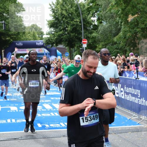 29.06.2025 - hella hamburg halbmarathon Zöllner http://msf.ph/oto/8250597 29.06.2025 10:58:04 Ziel 1200, 1611, 2025, 3093, 3141, 3575, 4319, 4579, 6531, 6892, 7159, 7189, 8089, 10036, 11832, 12378, 12773, 13465, 14881, 15090, 15527, 18762 meine-sportfotos.de
