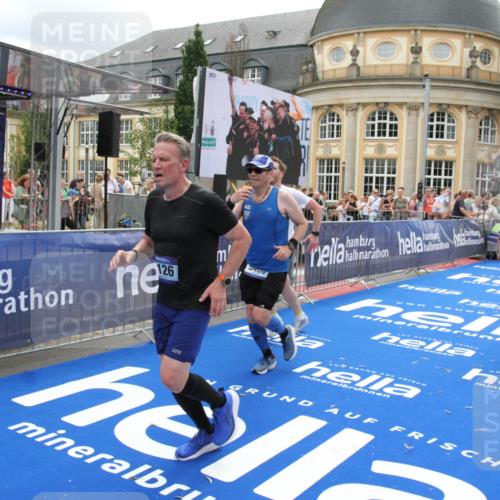 29.06.2025 - hella hamburg halbmarathon Michael Strokosch http://msf.ph/oto/8250610 29.06.2025 10:49:56 Ziel 2540, 4017, 5460, 8454, 8455, 9126, 9200, 9491, 9597, 11975, 12527, 12733, 13463, 16716, 16732, 16800, 16887, 19109, 19122 meine-sportfotos.de