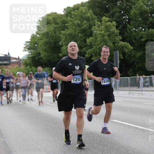 29.06.2025 - hella hamburg halbmarathon Jannik Wohlers http://msf.ph/oto/8250626 29.06.2025 10:30:57 Lombardsbrücke 1292, 1979, 2414, 2914, 4561, 4817, 5165, 5437, 5846, 5943, 6057, 6078, 7604, 7772, 8050, 8072, 8073, 10111, 10586, 11587, 14349, 15725, 16457, 16978, 17509, 17587, 17706, 17989, 18390, 18507, 18883, 18943 meine-sportfotos.de