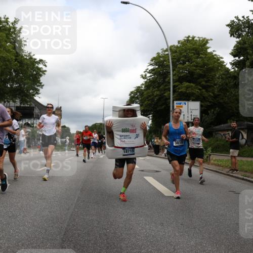 29.06.2025 - hella hamburg halbmarathon Yannick Fuchs http://msf.ph/oto/8250644 29.06.2025 10:47:55 20KM 1030, 1267, 1422, 1442, 1502, 1549, 1870, 2058, 2070, 2354, 2432, 2518, 2630, 3096, 3103, 3819, 4299, 5020, 5259, 5638, 6260, 6294, 6374, 6511, 6512, 7274, 7395, 7478, 7973, 8285, 8335, 8394, 9032, 9380, 9791, 9922, 10040, 11009, 11068, 11430, 11844, 12321, 12607, 12632, 13033, 13397, 13794, 13803, 13865, 13912, 14026, 14239, 14702, 15146, 15441, 15838, 15856, 15946, 16780, 17348, 17482, 18143, 18308, 18418, 18450, 18514, 18612, 19067 meine-sportfotos.de