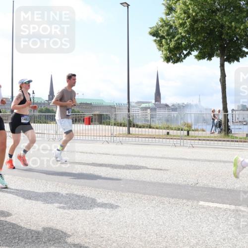 29.06.2025 - hella hamburg halbmarathon Lena Gebhardt http://msf.ph/oto/8250688 29.06.2025 10:10:24 Lombardsbrücke 1548, 1573, 3921, 4389, 5182, 5440, 5511, 7042, 7081, 7250, 7333, 7636, 7685, 8219, 8890, 9366, 9434, 9674, 9681, 9816, 10036, 10943, 11027, 11180, 11355, 11887, 11904, 11905, 12008, 12567, 12629, 13797, 13825, 13901, 14679, 14822, 15409, 16166, 16344, 16445, 16639, 16872, 17148, 17730, 18196, 18707, 19023 meine-sportfotos.de