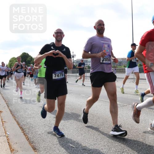 29.06.2025 - hella hamburg halbmarathon Lena Gebhardt http://msf.ph/oto/8250699 29.06.2025 09:56:41 Lombardsbrücke 1452, 1460, 1496, 1499, 1592, 1628, 1833, 1877, 2013, 2058, 2074, 2082, 2111, 2208, 2340, 2378, 2396, 2771, 2878, 2953, 2996, 3256, 3296, 3310, 3652, 4065, 4077, 4377, 4404, 4635, 4711, 4833, 4897, 5169, 5194, 5482, 5600, 5607, 5839, 5978, 6033, 6168, 6286, 6377, 6511, 6512, 6561, 6562, 6631, 7176, 7383, 7475, 7583, 7943, 8261, 8361, 8514, 8572, 8587, 8618, 8661, 8710, 8863, 8921, 8968, 8996, 9082, 9246, 9497, 9537, 9597, 9638, 10596 meine-sportfotos.de