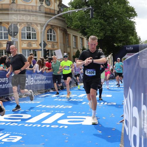 29.06.2025 - hella hamburg halbmarathon Strokosch-Dieckow http://msf.ph/oto/8250726 29.06.2025 10:40:14 Ziel 3547, 4381, 5007, 5409, 5410, 5508, 5803, 5916, 7495, 8370, 8465, 10968, 11731, 12704, 13667, 14699, 18614, 18979 meine-sportfotos.de