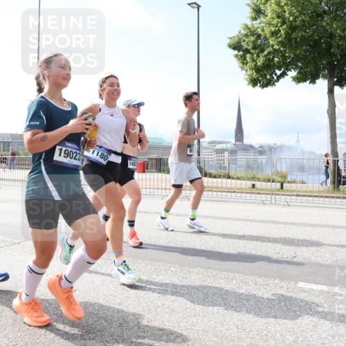 29.06.2025 - hella hamburg halbmarathon Lena Gebhardt http://msf.ph/oto/8250767 29.06.2025 10:10:24 Lombardsbrücke 1548, 1573, 3921, 4389, 5182, 5440, 5511, 7042, 7081, 7250, 7333, 7636, 7685, 8219, 8890, 9366, 9434, 9674, 9681, 9816, 10036, 10943, 11027, 11180, 11355, 11887, 11904, 11905, 12008, 12567, 12629, 13797, 13825, 13901, 14679, 14822, 15409, 16166, 16344, 16445, 16639, 16872, 17148, 17730, 18196, 18707, 19023 meine-sportfotos.de