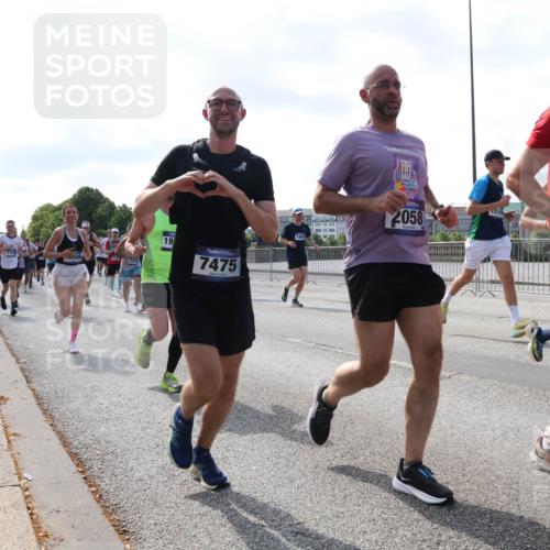 29.06.2025 - hella hamburg halbmarathon Lena Gebhardt http://msf.ph/oto/8250781 29.06.2025 09:56:41 Lombardsbrücke 1452, 1460, 1496, 1499, 1592, 1628, 1833, 1877, 2013, 2058, 2074, 2082, 2111, 2208, 2340, 2378, 2396, 2771, 2878, 2953, 2996, 3256, 3296, 3310, 3652, 4065, 4077, 4377, 4404, 4635, 4711, 4833, 4897, 5169, 5194, 5482, 5600, 5607, 5839, 5978, 6033, 6168, 6286, 6377, 6511, 6512, 6561, 6562, 6631, 7176, 7383, 7475, 7583, 7943, 8261, 8361, 8514, 8572, 8587, 8618, 8661, 8710, 8863, 8921, 8968, 8996, 9082, 9246, 9497, 9537, 9597, 9638, 10596 meine-sportfotos.de