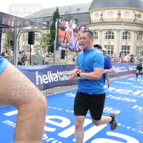 29.06.2025 - hella hamburg halbmarathon Michael Strokosch http://msf.ph/oto/8250810 29.06.2025 10:49:58 Ziel 2540, 3692, 3852, 4017, 5460, 8454, 8455, 9126, 9200, 9491, 9597, 12527, 12733, 13463, 16716, 16732, 16800, 16887, 19109, 19122 meine-sportfotos.de