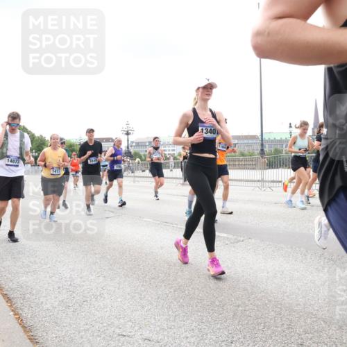 29.06.2025 - hella hamburg halbmarathon Lena Gebhardt http://msf.ph/oto/8250812 29.06.2025 10:34:08 Lombardsbrücke 1189, 1275, 1417, 1672, 1705, 1787, 1896, 2265, 2412, 2464, 2482, 2496, 2510, 2511, 2526, 2801, 2933, 3145, 3170, 3264, 3340, 3345, 3560, 3829, 3848, 4433, 4479, 4696, 4807, 4824, 4826, 4942, 5096, 5141, 5557, 5561, 5566, 5569, 5584, 5609, 5691, 5821, 5822, 5887, 6105, 6364, 6515, 6516, 6574, 6854, 6956, 7027, 7324, 7329, 7565, 8202, 8277, 8349, 8375, 8377, 8383, 8401, 8965, 9094, 9875, 9995, 10007, 10071, 10360, 10561, 10564, 11872, 13957, 16919, 17230 meine-sportfotos.de