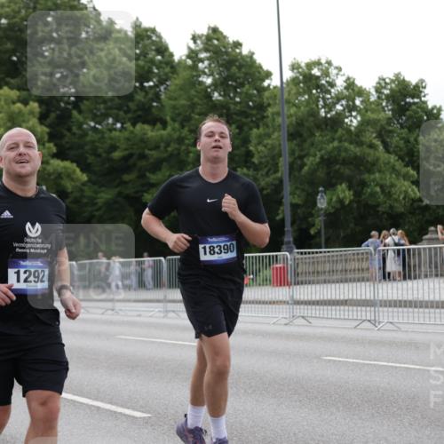 29.06.2025 - hella hamburg halbmarathon Jannik Wohlers http://msf.ph/oto/8250840 29.06.2025 10:30:58 Lombardsbrücke 1292, 1979, 2414, 2914, 4561, 4817, 5165, 5437, 5846, 5943, 6057, 6078, 7604, 7772, 8050, 8072, 8073, 10111, 10586, 11587, 14349, 15725, 16457, 16978, 17509, 17587, 17706, 17989, 18390, 18507, 18883, 18943 meine-sportfotos.de