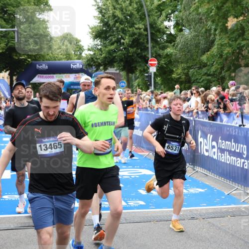 29.06.2025 - hella hamburg halbmarathon Zöllner http://msf.ph/oto/8250854 29.06.2025 10:58:07 Ziel 1200, 1563, 1611, 3141, 4319, 4579, 6531, 6892, 8089, 10036, 10408, 11832, 12378, 12773, 13465, 13666, 15090, 15189, 15527, 18762 meine-sportfotos.de