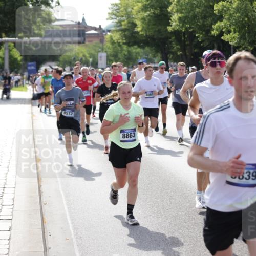29.06.2025 - hella hamburg halbmarathon Jannik Wohlers http://msf.ph/oto/8250860 29.06.2025 09:56:22 Lombardsbrücke 1460, 1496, 1833, 2013, 2058, 2208, 2378, 2396, 2878, 3310, 3652, 4065, 4377, 4404, 4635, 4897, 5169, 5194, 5839, 6033, 6286, 6377, 6561, 6562, 7176, 7475, 8261, 8361, 8572, 8587, 8618, 8661, 8710, 8863, 8921, 9082, 9597, 9638, 9752, 9876, 9985, 10371, 10508, 11455, 11809, 11961, 12311, 12482, 12490, 12584, 12585, 12651, 12690, 12858, 13282, 13394, 13609, 13962, 14033, 14408, 14526, 14588, 14834, 14990, 14994, 15149, 15818 meine-sportfotos.de