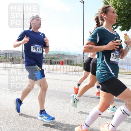 29.06.2025 - hella hamburg halbmarathon Lena Gebhardt http://msf.ph/oto/8250922 29.06.2025 10:10:24 Lombardsbrücke 1548, 1573, 3921, 4389, 5182, 5440, 5511, 7042, 7081, 7250, 7333, 7636, 7685, 8219, 8890, 9366, 9434, 9674, 9681, 9816, 10036, 10943, 11027, 11180, 11355, 11887, 11904, 11905, 12008, 12567, 12629, 13797, 13825, 13901, 14679, 14822, 15409, 16166, 16344, 16445, 16639, 16872, 17148, 17730, 18196, 18707, 19023 meine-sportfotos.de
