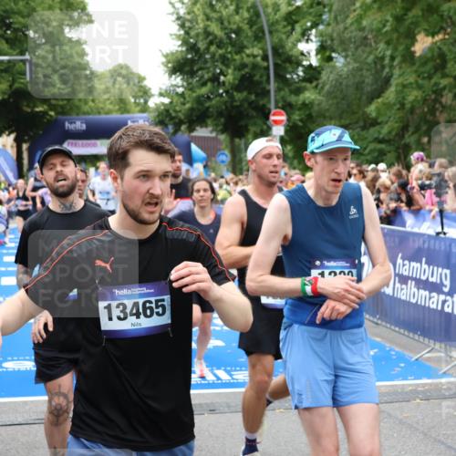 29.06.2025 - hella hamburg halbmarathon Zöllner http://msf.ph/oto/8250926 29.06.2025 10:58:08 Ziel 1563, 1611, 3141, 4319, 4579, 6531, 6892, 8089, 10036, 10408, 11832, 12773, 13666, 15090, 15189, 15527 meine-sportfotos.de