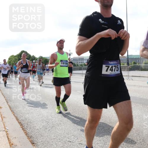 29.06.2025 - hella hamburg halbmarathon Lena Gebhardt http://msf.ph/oto/8250940 29.06.2025 09:56:41 Lombardsbrücke 1452, 1460, 1496, 1499, 1592, 1628, 1833, 1877, 2013, 2058, 2074, 2082, 2111, 2208, 2340, 2378, 2396, 2771, 2878, 2953, 2996, 3256, 3296, 3310, 3652, 4065, 4077, 4377, 4404, 4635, 4711, 4833, 4897, 5169, 5194, 5482, 5600, 5607, 5839, 5978, 6033, 6168, 6286, 6377, 6511, 6512, 6561, 6562, 6631, 7176, 7383, 7475, 7583, 7943, 8261, 8361, 8514, 8572, 8587, 8618, 8661, 8710, 8863, 8921, 8968, 8996, 9082, 9246, 9497, 9537, 9597, 9638, 10596 meine-sportfotos.de