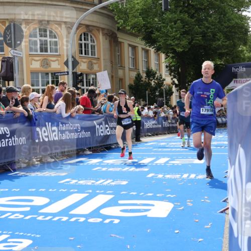 29.06.2025 - hella hamburg halbmarathon Strokosch-Dieckow http://msf.ph/oto/8250971 29.06.2025 10:40:24 Ziel 6649, 7284, 8370, 8966, 10978, 11767, 12540, 14924, 15164, 15247, 17214, 17245, 17916 meine-sportfotos.de