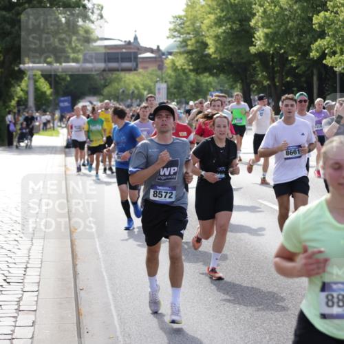 29.06.2025 - hella hamburg halbmarathon Jannik Wohlers http://msf.ph/oto/8251006 29.06.2025 09:56:23 Lombardsbrücke 1460, 1496, 1833, 2013, 2058, 2074, 2208, 2340, 2378, 2396, 2878, 3310, 3652, 4065, 4377, 4404, 4635, 4897, 5169, 5194, 5839, 6033, 6286, 6377, 6561, 6562, 7176, 7475, 8261, 8361, 8572, 8587, 8618, 8661, 8710, 8863, 8921, 9082, 9497, 9597, 9638, 9752, 9876, 9985, 10371, 10508, 10896, 11455, 11809, 12311, 12482, 12490, 12584, 12585, 12651, 12690, 12858, 13245, 13282, 13394, 13609, 13962, 14033, 14408, 14526, 14588, 14834, 14990, 14994, 15149, 15818 meine-sportfotos.de