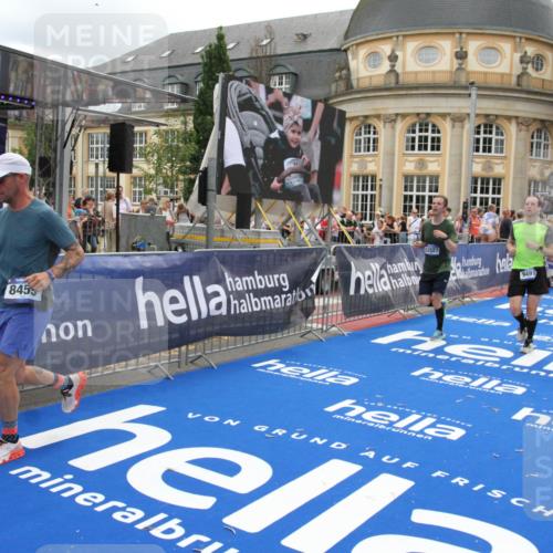 29.06.2025 - hella hamburg halbmarathon Michael Strokosch http://msf.ph/oto/8251013 29.06.2025 10:49:59 Ziel 2540, 3692, 3852, 4017, 5460, 7100, 8454, 8455, 9126, 9213, 9491, 9597, 12271, 12527, 12733, 13463, 16716, 16732, 16887, 19109, 19112, 19122 meine-sportfotos.de
