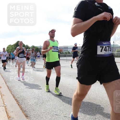29.06.2025 - hella hamburg halbmarathon Lena Gebhardt http://msf.ph/oto/8251028 29.06.2025 09:56:41 Lombardsbrücke 1452, 1460, 1496, 1499, 1592, 1628, 1833, 1877, 2013, 2058, 2074, 2082, 2111, 2208, 2340, 2378, 2396, 2771, 2878, 2953, 2996, 3256, 3296, 3310, 3652, 4065, 4077, 4377, 4404, 4635, 4711, 4833, 4897, 5169, 5194, 5482, 5600, 5607, 5839, 5978, 6033, 6168, 6286, 6377, 6511, 6512, 6561, 6562, 6631, 7176, 7383, 7475, 7583, 7943, 8261, 8361, 8514, 8572, 8587, 8618, 8661, 8710, 8863, 8921, 8968, 8996, 9082, 9246, 9497, 9537, 9597, 9638, 10596 meine-sportfotos.de
