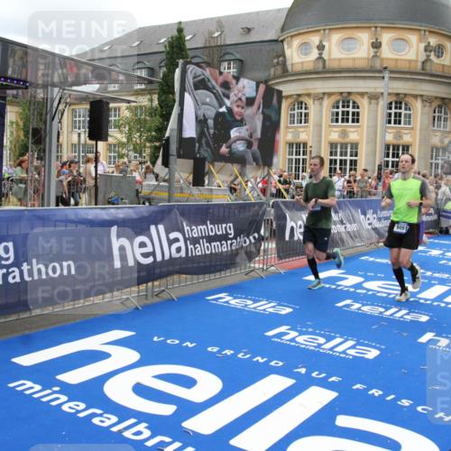 29.06.2025 - hella hamburg halbmarathon Michael Strokosch http://msf.ph/oto/8251057 29.06.2025 10:50:00 Ziel 2540, 3692, 3852, 7100, 7657, 8454, 8455, 9213, 9491, 9597, 12271, 12527, 12733, 13225, 13758, 16716, 16732, 16887, 19109, 19112 meine-sportfotos.de