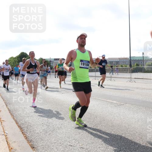 29.06.2025 - hella hamburg halbmarathon Lena Gebhardt http://msf.ph/oto/8251079 29.06.2025 09:56:41 Lombardsbrücke 1452, 1460, 1496, 1499, 1592, 1628, 1833, 1877, 2013, 2058, 2074, 2082, 2111, 2208, 2340, 2378, 2396, 2771, 2878, 2953, 2996, 3256, 3296, 3310, 3652, 4065, 4077, 4377, 4404, 4635, 4711, 4833, 4897, 5169, 5194, 5482, 5600, 5607, 5839, 5978, 6033, 6168, 6286, 6377, 6511, 6512, 6561, 6562, 6631, 7176, 7383, 7475, 7583, 7943, 8261, 8361, 8514, 8572, 8587, 8618, 8661, 8710, 8863, 8921, 8968, 8996, 9082, 9246, 9497, 9537, 9597, 9638, 10596 meine-sportfotos.de