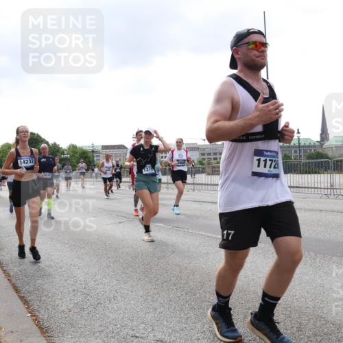 29.06.2025 - hella hamburg halbmarathon Lena Gebhardt http://msf.ph/oto/8251085 29.06.2025 10:45:41 Lombardsbrücke 1004, 1033, 1060, 1085, 1100, 1104, 1421, 1426, 1555, 1713, 1798, 1854, 1983, 2008, 2216, 2217, 2398, 2522, 2550, 2657, 2664, 2917, 2954, 2965, 2973, 3160, 3164, 3357, 3377, 3879, 3993, 4099, 4102, 4104, 4224, 4306, 4317, 4388, 4504, 4572, 4820, 4851, 5044, 5099, 5108, 5339, 5635, 5636, 5949, 6133, 6150, 6333, 6623, 6763, 6788, 6911, 6922, 6980, 7268, 7283, 7356, 7530, 7541, 7605, 7859, 8605, 8745, 9120, 9121, 9620, 10030, 10182, 10225, 10327, 10329, 10367, 10511, 11314 meine-sportfotos.de