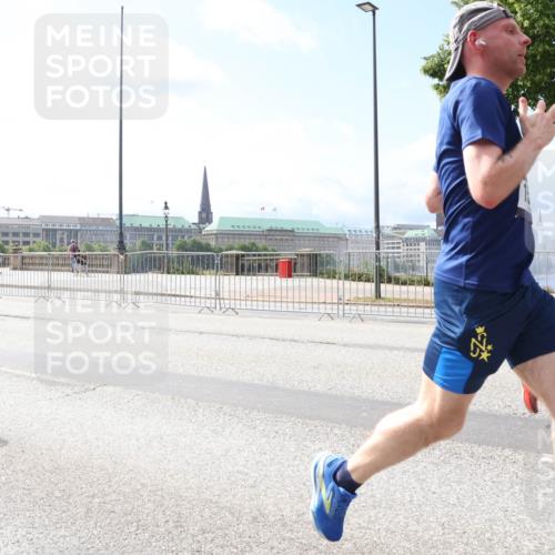 29.06.2025 - hella hamburg halbmarathon Lena Gebhardt http://msf.ph/oto/8251157 29.06.2025 10:10:25 Lombardsbrücke 1548, 1573, 3921, 4389, 5182, 5440, 5511, 5990, 5991, 7042, 7081, 7250, 7333, 7636, 7685, 8219, 8890, 9366, 9434, 9674, 9681, 9816, 10036, 10943, 11027, 11180, 11355, 11887, 11904, 11905, 12008, 12567, 12629, 13797, 13825, 13901, 14679, 14822, 15409, 16166, 16344, 16445, 16639, 16872, 17148, 17730, 18196, 19023 meine-sportfotos.de