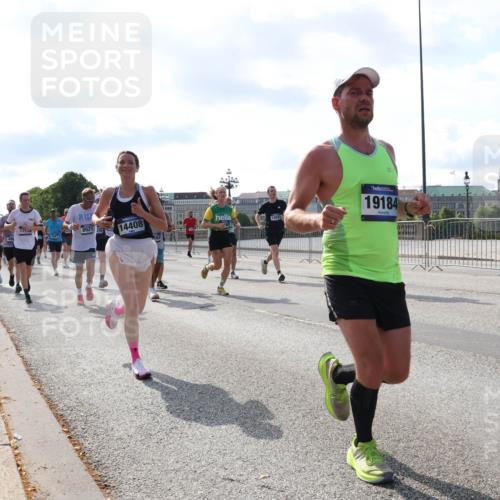 29.06.2025 - hella hamburg halbmarathon Lena Gebhardt http://msf.ph/oto/8251202 29.06.2025 09:56:42 Lombardsbrücke 1452, 1460, 1496, 1499, 1592, 1628, 1833, 1877, 2013, 2058, 2074, 2082, 2111, 2208, 2340, 2378, 2396, 2771, 2878, 2953, 2996, 3256, 3296, 3310, 3652, 4065, 4077, 4377, 4404, 4635, 4711, 4833, 4897, 5169, 5194, 5482, 5600, 5607, 5839, 5978, 6033, 6168, 6286, 6377, 6511, 6512, 6561, 6562, 6631, 7176, 7383, 7475, 7583, 7943, 8112, 8261, 8361, 8514, 8572, 8587, 8618, 8661, 8710, 8813, 8863, 8921, 8968, 8996, 9082, 9246, 9497, 9537, 9597, 9638 meine-sportfotos.de