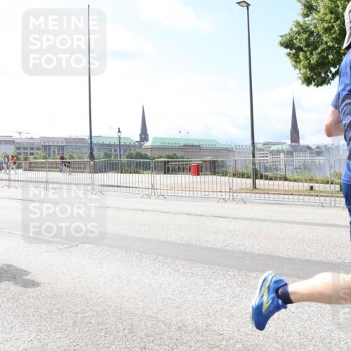 29.06.2025 - hella hamburg halbmarathon Lena Gebhardt http://msf.ph/oto/8251204 29.06.2025 10:10:25 Lombardsbrücke 1548, 1573, 3921, 4389, 5182, 5440, 5511, 5990, 5991, 7042, 7081, 7250, 7333, 7636, 7685, 8219, 8890, 9366, 9434, 9674, 9681, 9816, 10036, 10943, 11027, 11180, 11355, 11887, 11904, 11905, 12008, 12567, 12629, 13797, 13825, 13901, 14679, 14822, 15409, 16166, 16344, 16445, 16639, 16872, 17148, 17730, 18196, 19023 meine-sportfotos.de