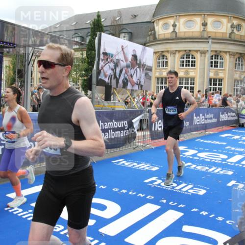 29.06.2025 - hella hamburg halbmarathon Michael Strokosch http://msf.ph/oto/8251268 29.06.2025 10:50:02 Ziel 1321, 2020, 2540, 3692, 3852, 7100, 7657, 8454, 9213, 9491, 12271, 12527, 12733, 13225, 13758, 16403, 16716, 16732, 16887, 18884, 19112 meine-sportfotos.de