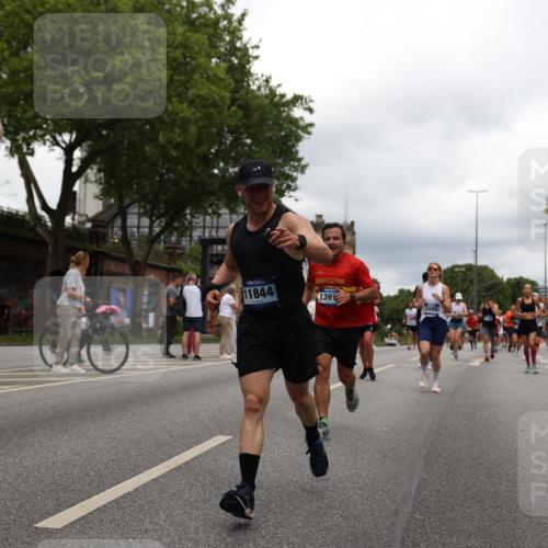 29.06.2025 - hella hamburg halbmarathon Yannick Fuchs http://msf.ph/oto/8251365 29.06.2025 10:47:57 20KM 1267, 1422, 1442, 1502, 1549, 1870, 2058, 2070, 2354, 2432, 2518, 2630, 3096, 3103, 3819, 4299, 5020, 5259, 6260, 6294, 6374, 6511, 6512, 7395, 7478, 7973, 8285, 8394, 9032, 9380, 9791, 9922, 10040, 11009, 11068, 11430, 11789, 11844, 12321, 12607, 12632, 13033, 13397, 13794, 13803, 13912, 14026, 14239, 14702, 15146, 15441, 15838, 15856, 15946, 16623, 16780, 17348, 17482, 18143, 18308, 18418, 18450, 18514, 18612, 19067 meine-sportfotos.de